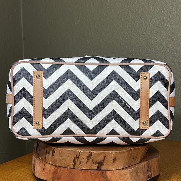 DOONEY & BOURKE CHEVRON LARGE SHOPPER TOTE - Picture 5 of 16